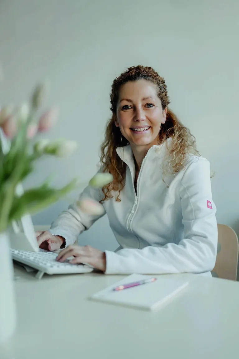 Heilpraktikerin Karen Paarmann in ihrer Praxis